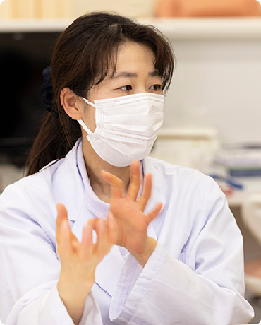 写真：レジメン管理室（がん専門薬剤師）　佐々木 寿子 先生